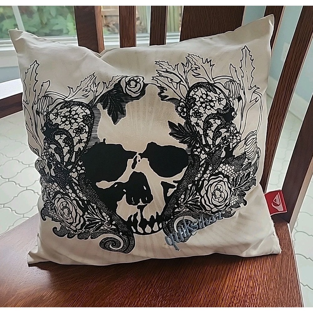 15 in Square QUICKSILVER  Black Skull Floral Roses‎ Pillow Goth Halloween